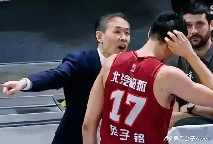 连续7场被弃用!拿600万带薪看球,球迷:中国最成功的打工人|范子铭|许利民|北京队|北京|浙江队_新浪体育_新浪新闻